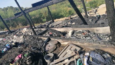 PORODICA BOJIĆ OSTALA BEZ DOMA: Požar kod Loznice, izgorela kuća, devojčica zadobila opekotine (FOTO)