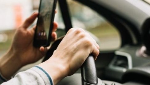 FOKUSIRAJTE PAŽNJU NA SVOJU BEZBEDNOST MUP: 3.830 vozača sankcionisano zbog nepropisne upotrebe mobilnog telefona