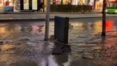 БАРА НА ТЕРАЗИЈАМА: Пукла водоводна цев, па направила хаос на улици (ВИДЕО)
