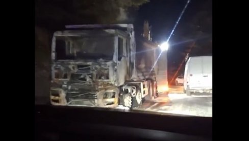 TERETNJAK SAV IZGOREO KOD IVANJICE, SVE SE PUŠI: Od kamiona ostala samo olupina (VIDEO)