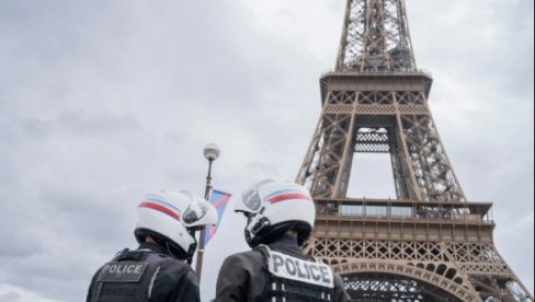 КРЕНУО ДА СЕ ПЕЊЕ ПО АЈФЕЛОВОМ ТОРЊУ, ПА ЗАМАЛО УПРОПАСТИО ВЕРИДБУ МЛАДОМ ПАРУ: Несвакидашња сцена у Паризу