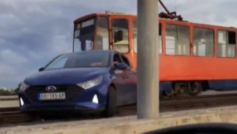 ČOVEK AUTOM KRENUO PREKO ŠINA, PA SE ZAGLAVIO: Nesvakidašnja scena na mostu na Adi (FOTO/VIDEO)