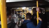 PUTNICI PLAKALI OD ODUŠEVLJENJA ZBOG MLADIĆA: U autobusu se orile pesme o Kosovu (VIDEO)