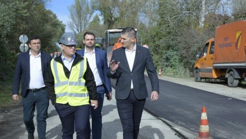 RAVNOMERNO RAZVIJAMO SRBIJU Vesić: Uz autoputeve i brze saobraćajnice rekonstruišemo i lokalne puteve