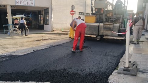 BEOGRADSKA, A U PARAĆINU: Novi asfalt za uličicu kod pijace (FOTO)