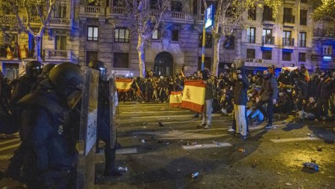 GORI MADRID - PREMIJER OPTUŽEN ZA IZDAJU ZBOG AMNESTIJE KATALONSKIH SEPARATISTA: Sukob policije i demonstranata (FOTO/VIDEO)