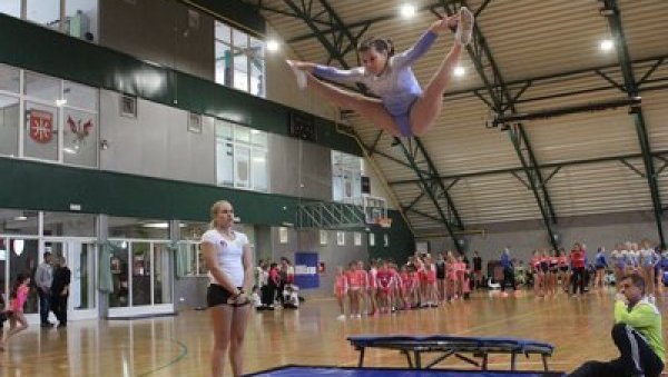 СКОКОВИ СА МАЛЕ ТРАМБОЛИНЕ: Ово гимнастичко вежбање постаје све популарније у нашој земљи, али и иностранству