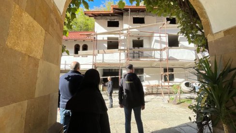 VATRA JE UNIŠTILA VIŠE OD 500 KVADRATA: Obnova konaka u manastiru Vraćevšnica kod Gornjeg Milanovca (FOTO)