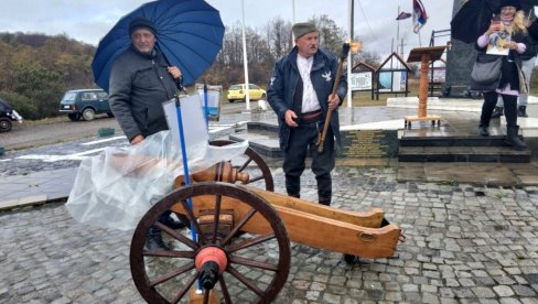 PUCALI I IZ TOPA: Dan primirja obeležen i u kuršumlijsksom selu Igrište kraj prvog spomenika Gvozdenom puku