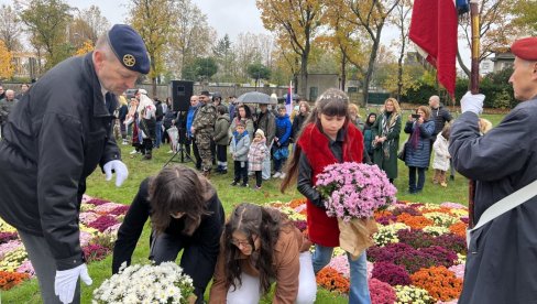 POČAST SOLUNCIMA U PARIZU: Poklon senima junaka na Srpskom vojničkom groblju u Tijeu (FOTO/VIDEO)