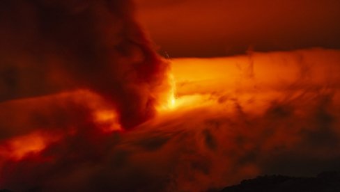 ПОНОВО ПРОРАДИЛА ЕТНА: Вулкан избацује лаву и пепео на висину од 4.500 метара (ФОТО/ВИДЕО)