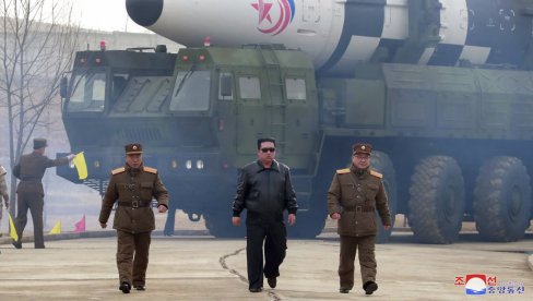 SIMULIRANI NUKLEARNI KONTRANAPAD: Severna Koreja ispalila rakete iz supervelikih višecevnih bacača - Kim nadgledao vežbu