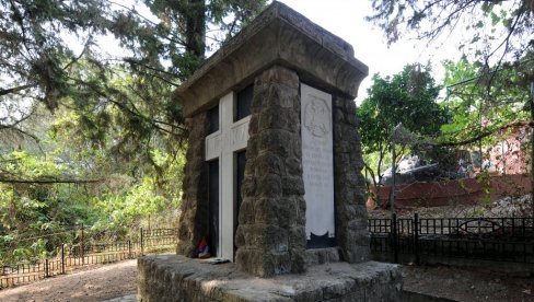 ДРИНЦИ НАШЛИ МИР У ХЛАДУ МАСЛИНА: Српска војничка гробља, сведоци славе, жртве и херојства (6) ФОТО