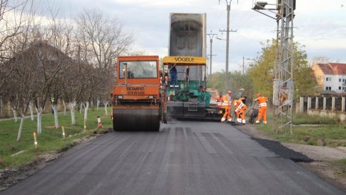САОБРАЋАЈНИЦА ШИРА ЗА МЕТАР: У току је асфалтирању пута у сомборском Буковцу