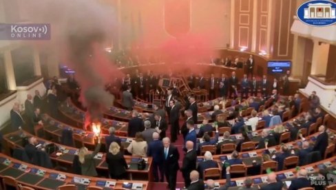 OPET NEREDI U SKUPŠTINI ALBANIJE: Zapaljene dimne baklje - opozicija blokirala govornicu stolicama