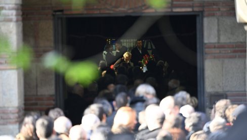 POSLEDNJI POZDRAV ŽARKU LAUŠEVIĆU: Na Novom groblju ispraćen veliki glumac, porodica i prijatelji skrhani od tuge i bola (FOTO/VIDEO)