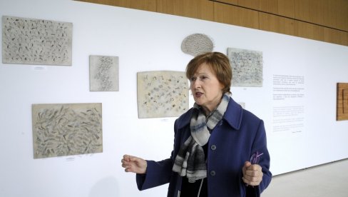 U NEBU SE OGLEDA I LJUDSKA DRAMA: Sa vajarkom i profesorkom Gordanom Kaljalović Odanović na njenoj izložbi u Muzeju savremene umetnosti