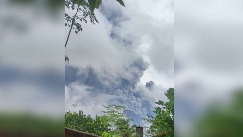 ЗАСТРАШУЈУЋИ ПРИЗОРИ ЕРУПЦИЈЕ: Вулкан се активирао, отказани летови, почиње евакуација (ВИДЕО)