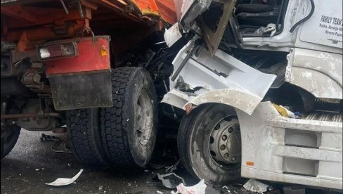 СМРСКАН ЛИМ И СТАКЛО НА СВЕ СТРАНЕ: Стравичан судар камиона код Краљева, делови возила расути су по путу (ФОТО)