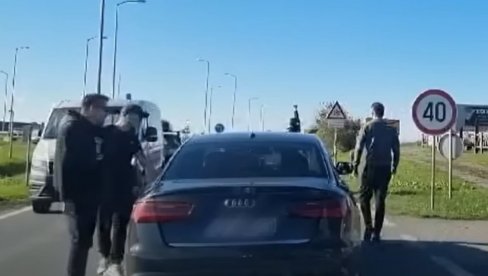 DIVLJANJE NAOČIGLED POLICIJE: Grupa hrvatskih mladića nasrnula na automobil sa srpskim tablicama (VIDEO)