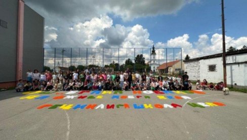 Cela Srbija treba da vidi šta su stavili ispred učionice u Vojvodini