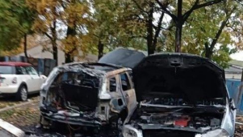 ПРВЕ СЛИКЕ ИЗГОРЕЛИХ КОЛА НА ДЕДИЊУ: Један ауто користио познати београдски директор, возила потпуно уништена (ФОТО/ВИДЕО)