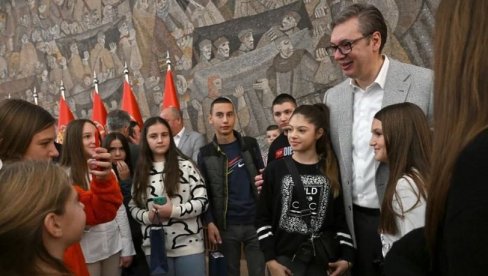 MNOGO SAM SREĆAN ŠTO VAS VIDIM DANAS OVDE... Šta je Vučić poručio deci sa Kosova i Metohije (FOTO)