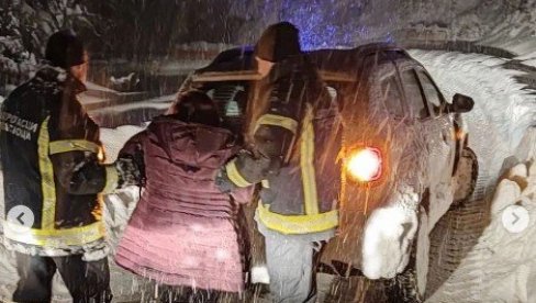 SNEG PARALISAO I JUG SRBIJE: Brza reakcija vatrogasaca i evakuacija građana na putnom pravcu Vranje - Kriva Feja, kod mesta Sokolovac