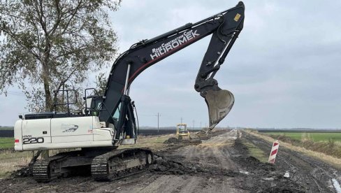 VREDNA JE 142 MILIONA DINARA: U toku rekonstrucija nekoliko puteva u Novoj Crnji (FOTO)