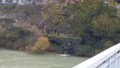 U SMRT POVEO I SINA (6) Snimci sa mesta tragedije u Crnoj Gori: Popeo se golfom na trotoar, pa se sunovratio u Moraču (VIDEO)