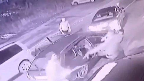 PALICAMA PRETUKLI MUŠKARCA PRED ŽENOM I DETETOM: Jeziva scena u Novom Pazaru - kolima blokirali auto, trojica udarila na jednoga (VIDEO)