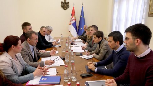 VAŽAN RAZGOVOR: Premijerka Brnabić se sastala sa predstavnicima Sindikata uprave Srbije (FOTO)