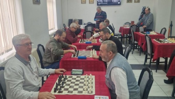 ИГРАЈУ И УЧЕ ЂАКЕ: Шаховски турнир просветних радника