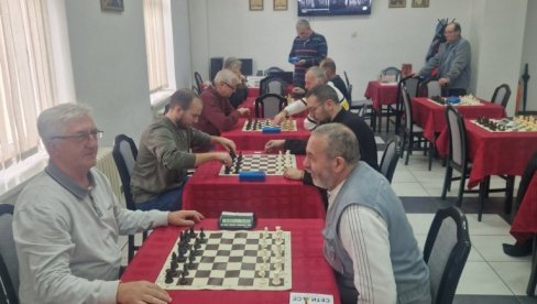 IGRAJU I UČE ĐAKE: Šahovski turnir prosvetnih radnika
