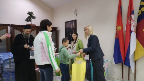 MAJA POPOVIĆ U VRANJU: Donacija Zdravstvenom centru i deci