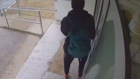 KAMERA GA UHVATILA: Mladić iz čista mira razbio vrata u Rakovici, pa nastavio kao da se ništa nije dogodilo (VIDEO)
