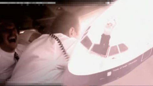 STRAŠNO: Pilot isisan kroz prozor na 5.000 metara, kolega ga držao - pogrešni šrafovi stavljeni na staklo (VIDEO)