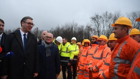 KADA BUDE GOTOVA, REŠIĆE SVA PITANJA I PROBLEME: Predsednik Vučić obišao radove na izgradnji Severne obilaznice oko Kragujevca (FOTO)
