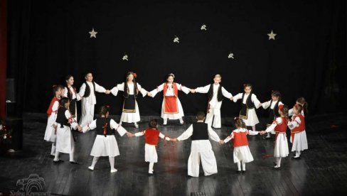 ВИЛО СЕ ШАРЕНО СЕ КОЛО: Традиционални новогодишњи концерт у Јаши Томић (ФОТО)