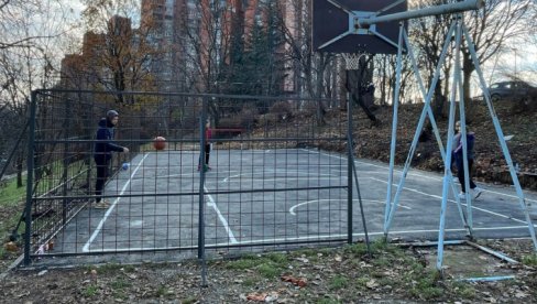 NOVI TEREN U RAKOVICI: Opština sredila još jedan košarkaški teren za decu i mlade
