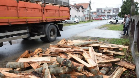 ОГРЕВ ЗА 25 ПОРОДИЦА: Општина Земун обезбедила дрва избеглицама