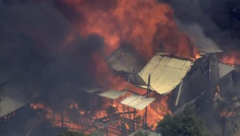 VATRA GUTA SVE PRED SOBOM: Stravični snimci požara, kuće nestaju u buktinji kao da su od papira (VIDEO)