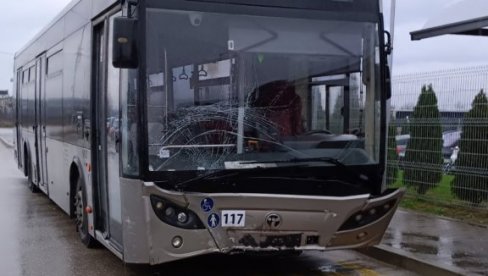 ПРВИ СНИМЦИ СА МЕСТА ТЕШКЕ НЕСРЕЋЕ У НИШУ: Аутобус ударио ауто који је покосио путнике на станици - повређено пет особа (ВИДЕО)