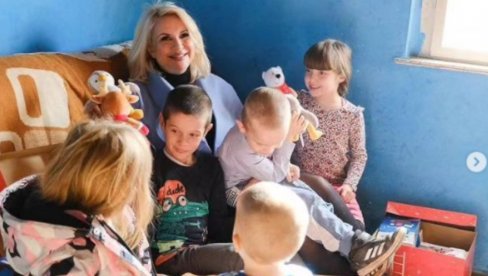 DRAGO MI JE ŠTO SMO DECU OVE PORODICE USREĆILI: Ministarka Tepavčević posetila samohranog oca koji živi sa sedmoro dece (FOTO)