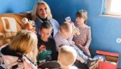DRAGO MI JE ŠTO SMO DECU OVE PORODICE USREĆILI: Ministarka Tepavčević posetila samohranog oca koji živi sa sedmoro dece (FOTO)