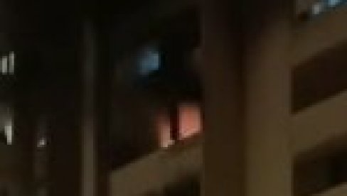 DETE BACILO KOMŠIJI PETARDU NA TERASU: Popucala su stakla i zidovi, a na balkonu je buknula vatra (VIDEO)