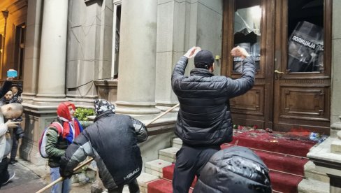 МУП И ТУЖИЛАШТВО У АКЦИЈИ: Хапшење свих који су вечерас испред Скупштине Београда изазивали нереде