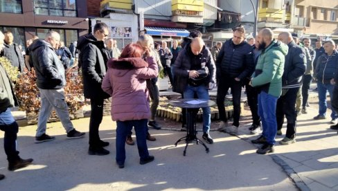 MIRAN PROTEST PRIVREDNIKA SA KiM: Potpisivanje peticije zbog blokade robe iz centralne Srbije