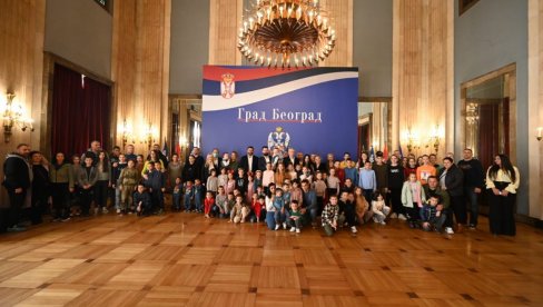 NE POSTOJI LEPŠI MOMENAT: Šapić dodelio finansijsku pomoć Grada Beograda roditeljima trojki, četvorki i duplih blizanaca