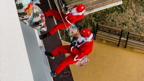ULEPŠALI DECI PRAZNIKE: Deda Mrazevi Gorske službe poklonima obradovali mališane u Bijeljini (FOTO)